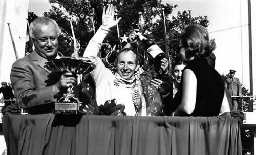 John Surtees riceve da Margherita Freddi il premio Lorenzo Bandini