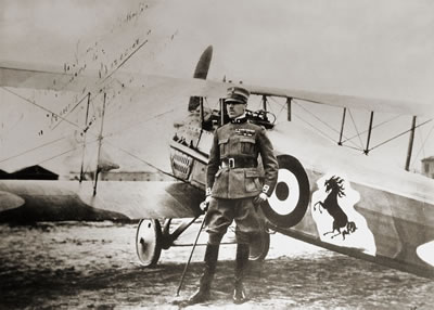 Francesco Baracca in posa davanti allo Spad S.XIII