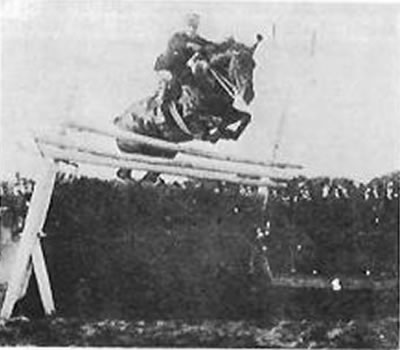 Il cavallerizzo Baracca in una gara di elevazione nel 1913