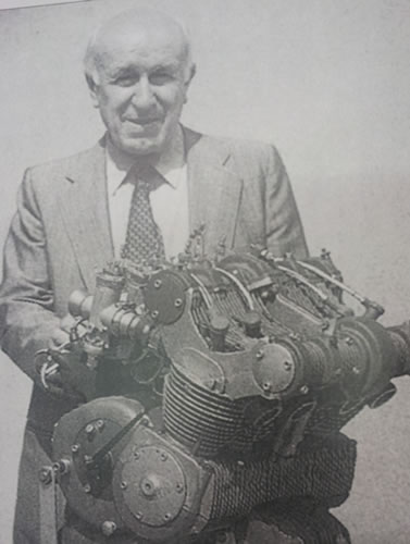 L'Ing.Alessandro Colombo con il motore 4 cilindri Gilera