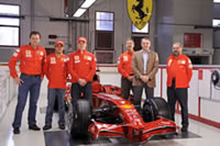 Stefano Domenicali con i progettisti e i piloti della F2008