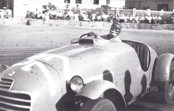 Circuito di Forlì 1947 -  Il grande Nuvolari porta alla vittoria la 125 S Competizione