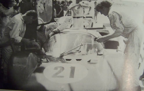 12 Ore di Sebring 1970 - La 512 S di Giunti /Vaccarella / Andretti ai box ( da Le macchine Sport e Prototipo 1923-1982 )