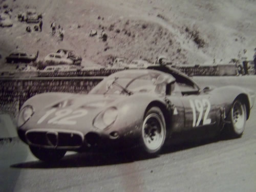 Ignazio Giunti con la'Alfa Romeo 33/2 alla Targa Florio del 1968 (da Alfa Romeo - Gli Uomini)