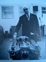 Enzo Ferrari con un V 12 boxer