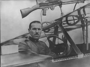 Il Maggiore Francesco Baracca seduto nel suo aereo da combattimento
