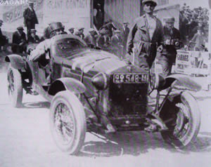 In piedi a destra, un giovane Chinetti meccanico nel 1928