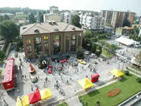 6° Expo Racing Cars: l'allestimento della manifestazione nella piazza del Comune di Vedano al Lambro