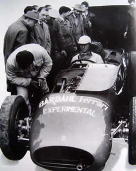 I meccanici controllano la Bardahl Ferrari Experimental durante le prove