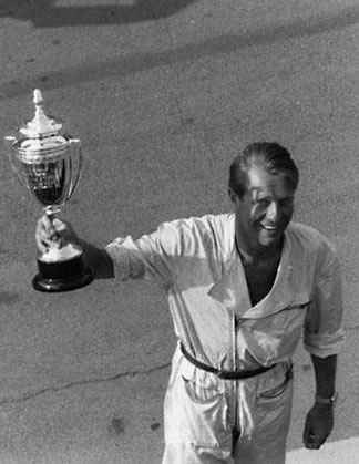 Peter Collins con il trofeo del vincitore