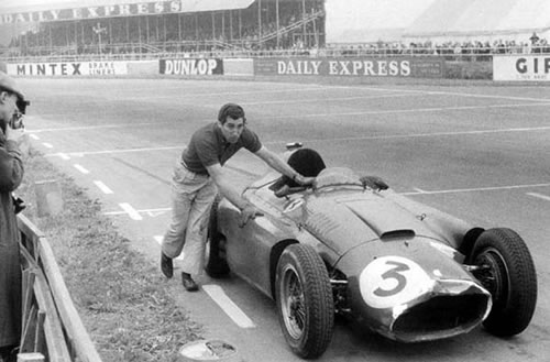 Alfondo De Portago spinge la Lancia-Ferrari D50