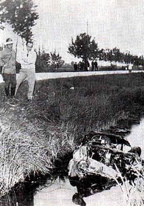La vettura di De Portago-Nelson dopo l'incidente di Guidizzolo