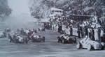 Fangio scatta bene seguito da Ascari.  Seguono Farina e Taruffi con le Maserati
