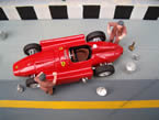 Meccanici al lavoro su una Lancia-Ferrari D50