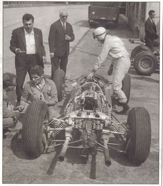 Anni 60 - Si noti la bisarca Ferrari parcheggiata al bordo  pista con Surtees, Ferrari e alcuni meccanici prima delle prove 