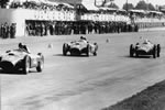 Primo piano di Fangio seguito da Collins e da Moss