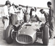 Modena, 2 agosto 1955 - Ferrari, Jano e Farina, guardano Trintignant provare la D50