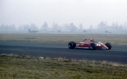Gilles lanciato (sullo sfondo l'F104S in fase di decollo)