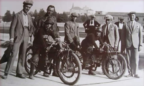 Enzo Ferrari nel 1926 in Piazza d'Armi a Modena