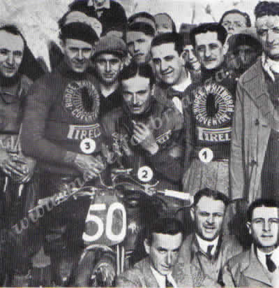 1932 - La squadra motociclistica della Scuderia Ferrari: